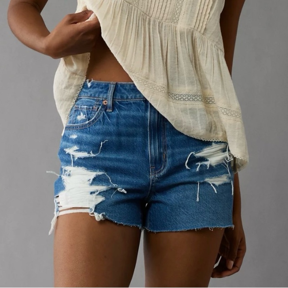 Women’s American Eagle Strigid Ripped Denim Mom Shorts